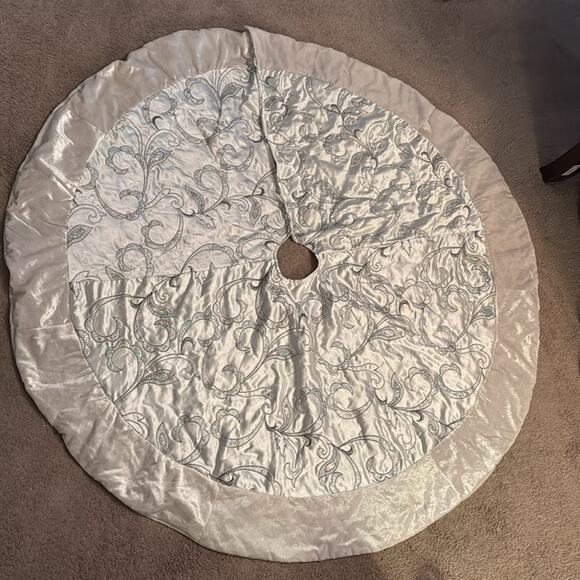 Faux Fur Trim Christmas Tree Skirt, White With Sequin Swirl Pattern - 1.2m NWOT - Picture 4 of 6